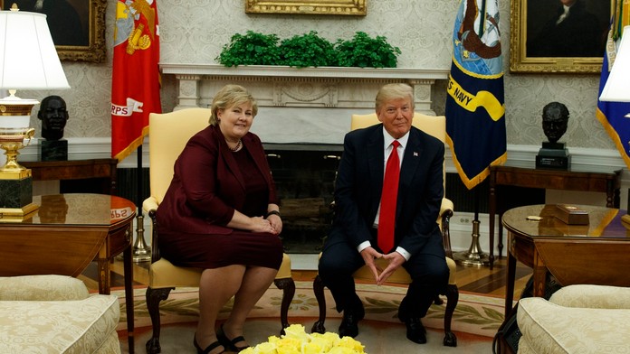 America Ferrera a Natalie Portman na Zlatých glóbusoch