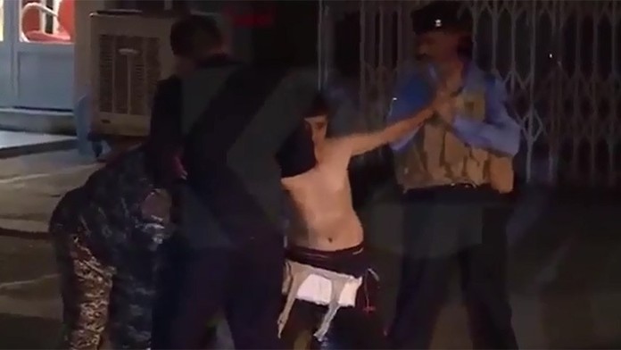 Iracká polícia chytila chlapca s výbušninou na tele.
