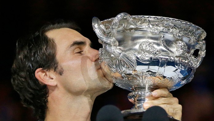 Švajčiarsky tenista Roger Federer bozkáva trofej po výhre nad Španielom Rafaelom Nadalom