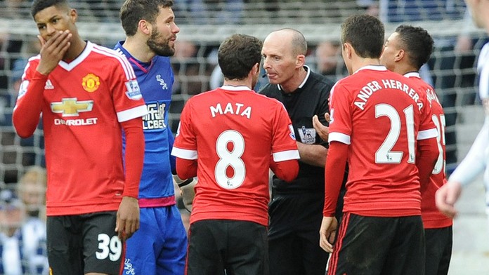 Juan Mata z Manchestru United komunikuje s rozhodcom po tom, čo dostal červenú kartu v zápase 29. kola anglickej Premier League.