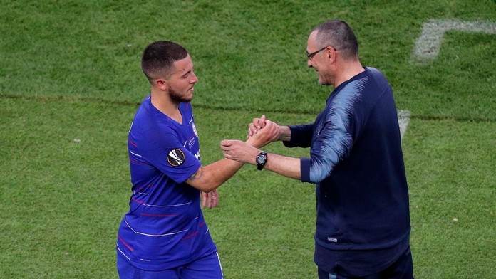 Auto prechádza cez mláku na Kazanskej ulici počas dažďa v Bratislave.