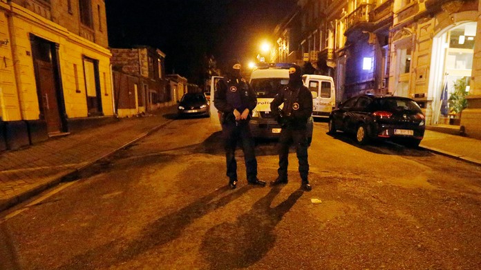 Policajti hliadkujú po protiteroristickej operácii v meste Verviers na východe Belgicka.Belgium_Anti_Terror_Raid511465216118.jpg