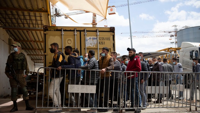 Ľudia čakajú v rade na druhu dávku vakcíny.