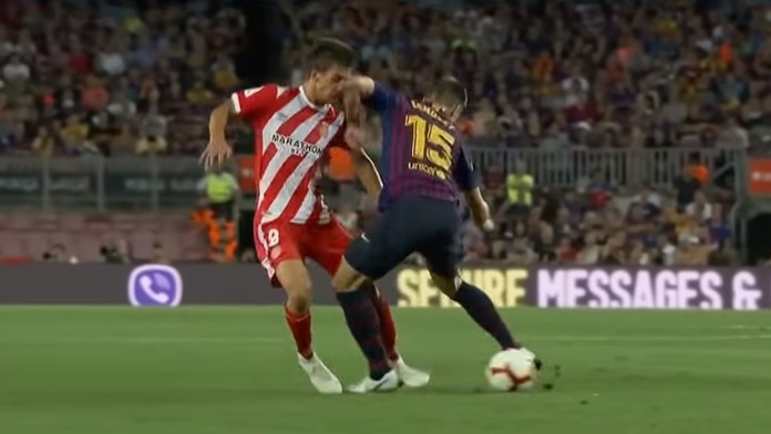 Lakeť Clémenta Lengleta (FC Barcelona) v tvári Pere Ponsa (Girona).