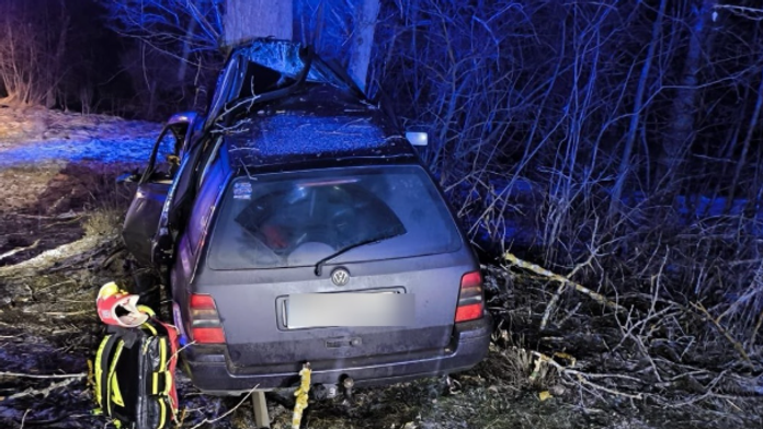Na snímke havarované auto, v ktorom prišiel o život 18-ročný vodič.