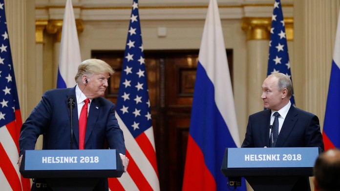 Americký prezident Donald Trump (vľavo) a ruský náprotivok Vladimir Putin počas summitu v Helsinkách.