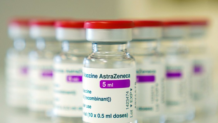 Na snímke ampulky s vakcínou od spoločnosti AstraZeneca proti ochoreniu Covid-19.