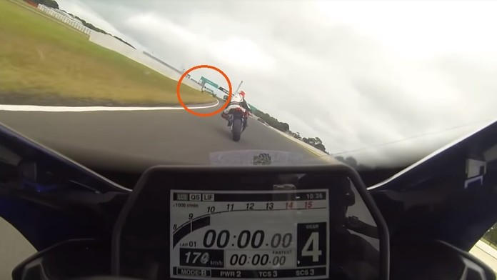 Vták spôsobil pád dvoch pretekárov.