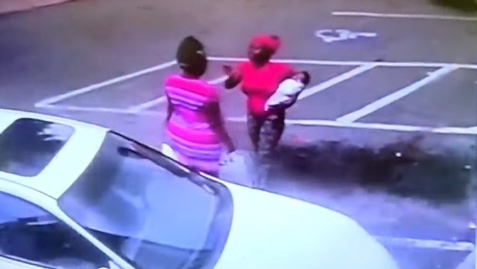 Rozbité a vykradnuté auto.