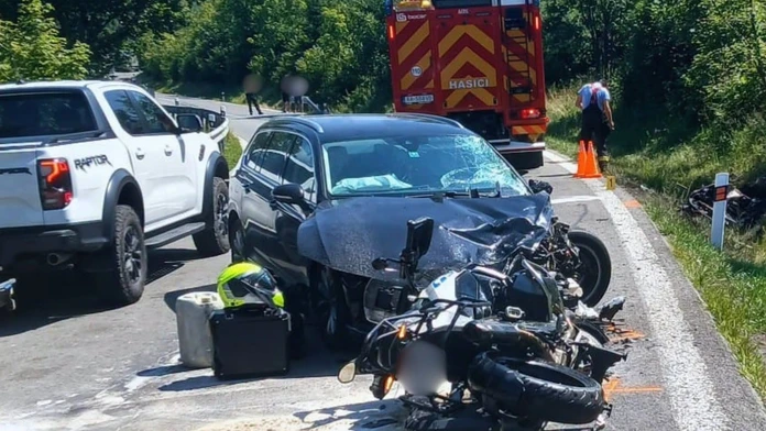 Nešťastný deň na slovenských cestách pokračuje. Vodička auta mala prejsť do protismeru a zraziť sa s motorkármi