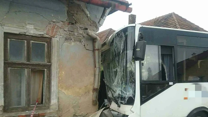 Autobus narazil do domu.