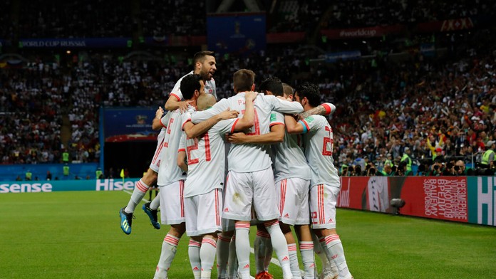 Hráči Španielska  oslavujú gól v zápase B-skupiny MS vo futbale Irán - Španielsko.