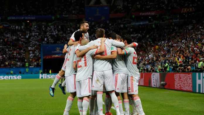 Hráči Španielska  oslavujú gól v zápase B-skupiny MS vo futbale Irán - Španielsko.