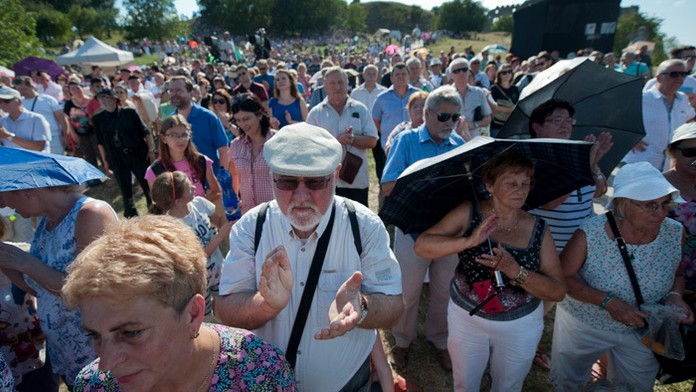 Účastníci Celoslovenských osláv sviatku svätých Cyrila a Metoda na hrade Devín.