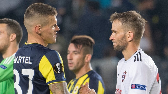 Marek Bakoš a vľavo Martin Škrtel po zápase Európskej ligy Fenerbahce Istanbul - FC Spartak Trnava.