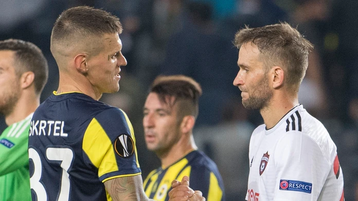 Marek Bakoš a vľavo Martin Škrtel po zápase Európskej ligy Fenerbahce Istanbul - FC Spartak Trnava.