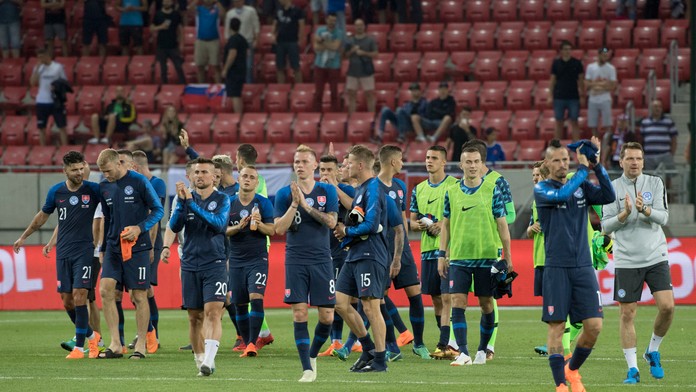 Slovenskí futbalisti ďakujú divákom po prípravnom dueli proti Holandsku.