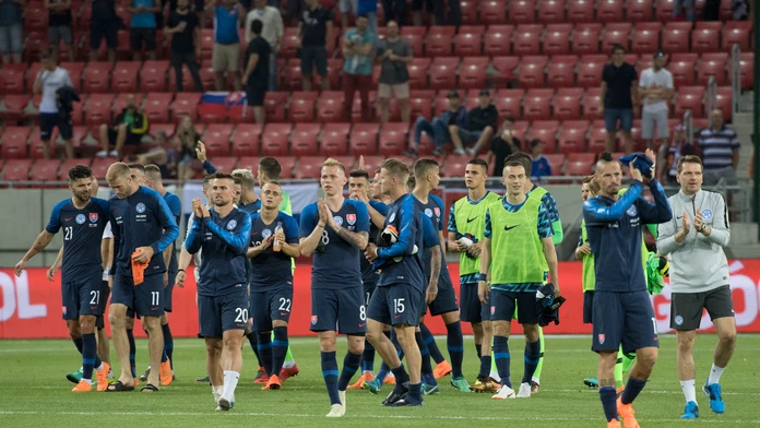 Slovenskí futbalisti ďakujú divákom po prípravnom dueli proti Holandsku.