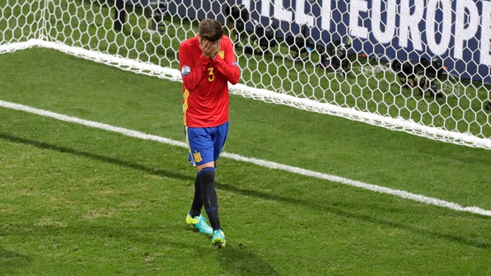 Španielsky futbalista Gerard Piqué v zápase na ME proti Turecku.