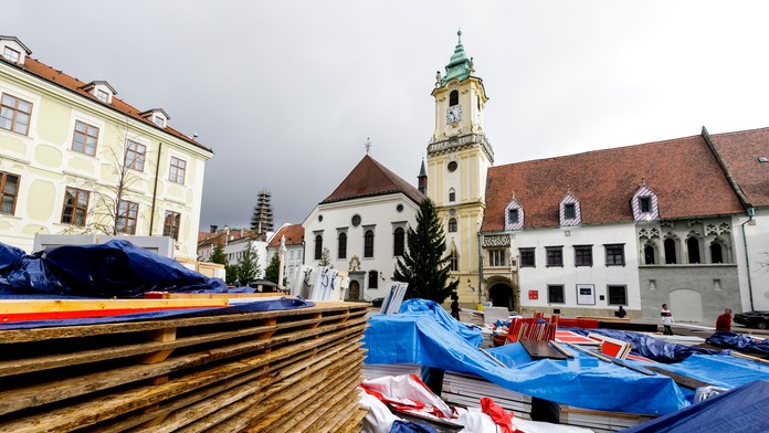 Muža privalil traktor.