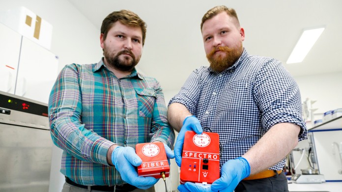 Na snímke slovenskí vedci, bratia Daniel Furka (vľavo) a Samuel Furka (vpravo), ktorí vyvinuli prístroj Quantum.