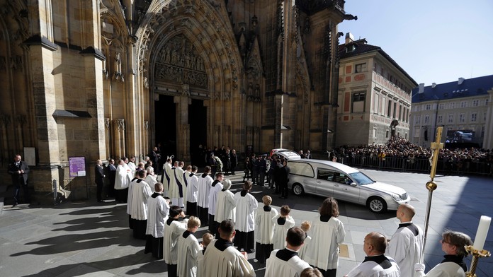 Autá potopené v zaplavenej rezidenčnej oblasti na ulici v meste Ise v centrálnom Japonsku