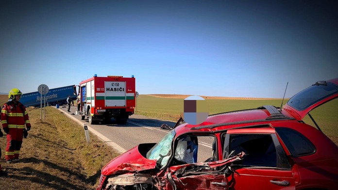 Nehoda auta a nákladiaku na východe Slovenska. Zasahujú všetky záchranné zložky