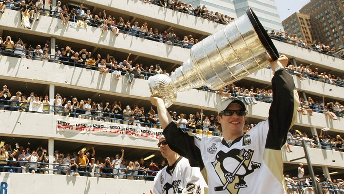  Kapitán Pittsburghu Penguins Sidney Crosby (vpravo) na archívnej snímke z roku 2009.