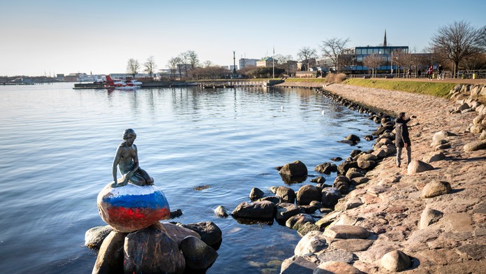 Pomaľovali najznámejšiu turistickú atrakciu Kodane. Ktosi na ňu nakreslil ruskú vlajku