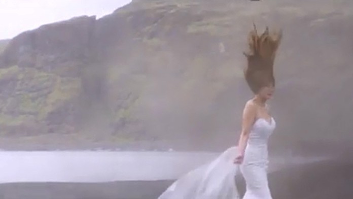 Nevestu pri fotení takmer zhodil vrtuľník na zem. 