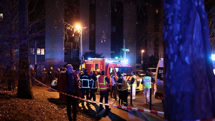 Na snímke všetky záchranárske zložky po výbuchu v bare vo francúzskom meste Grenoble.