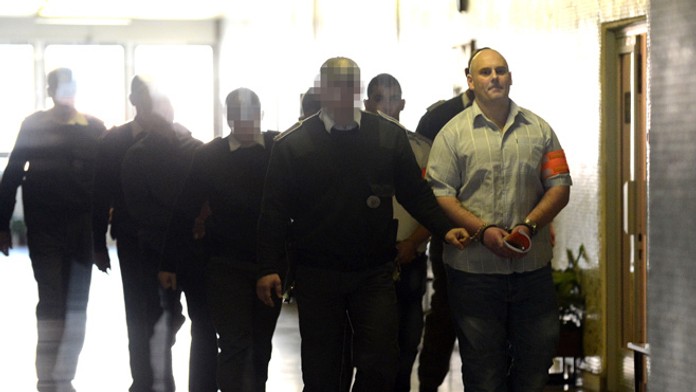 Obžalovaný Ján Červený (vpravo) a spoločníci na pojednávaní  v prípade zabitia kickboxera Ladislava Tótha.