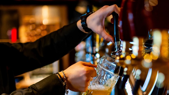 FOTO: Farár postavil v kostole výčap, pivo čapoval priamo pred oltárom. Veriaci sú pohoršení, hovoria o znesvätení