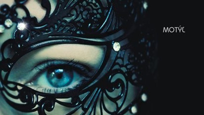 Angličana Rubena Loftusa-Cheeka (vpravo) atakuje v príprave Nemec Ilkay Gundogan.