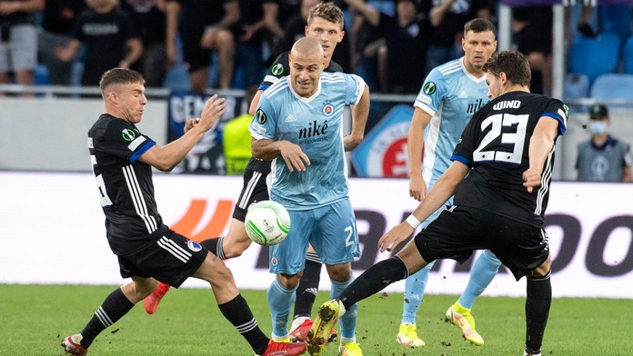 Na snímke uprostred Jaba Kankava (Slovan), vľavo Pep Biel a vpravo Jonas Wind (obaja Kodaň).jpg