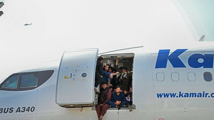 Evakuácia Afgancov utekajúcich pred Talibanom.