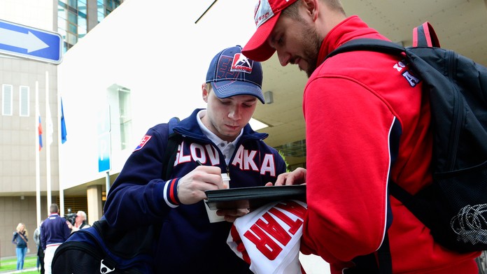 Hokejový útočník  Martin Réway pred odchodom na MS v Bielorusku.