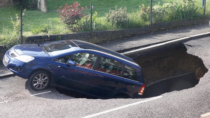 V Londýne sa prepadla zem.