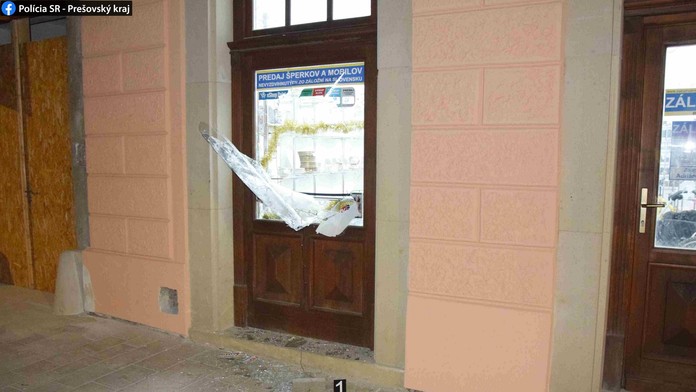 Výklad rozbil dlažbou. Zlodej si z levočskej záložne vzal šperky, spravil škodu za tisíce eur