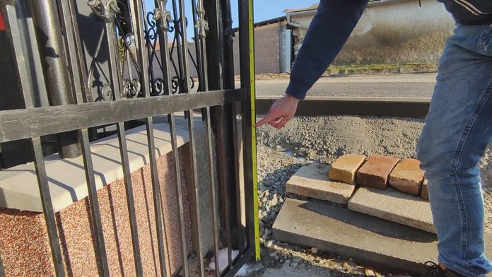 Miestnym ostal pred bránami viac ako polmetorvý zráz.