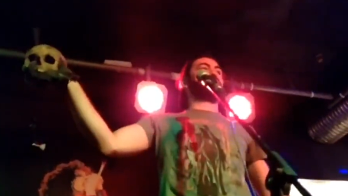 VIDEO: Rus sa na pódiu ukázal s lebkou. Chválil sa, že ide o zabitého obrancu z Azovstalu