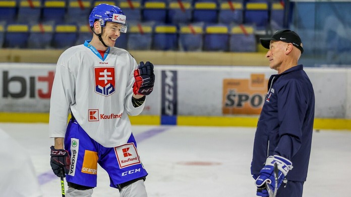Marek Ďaloga a tréner Craig Ramsay počas prípravného kempu slovenskej hokejovej reprezentácie.