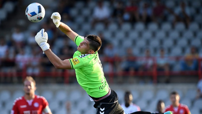 Zákrok brankára FK Senica Michala Šullu v zápase so Žilinou.