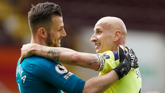 Martin Dúbravka a spoluhráč Jonjo Shelvey z Newcastle United.