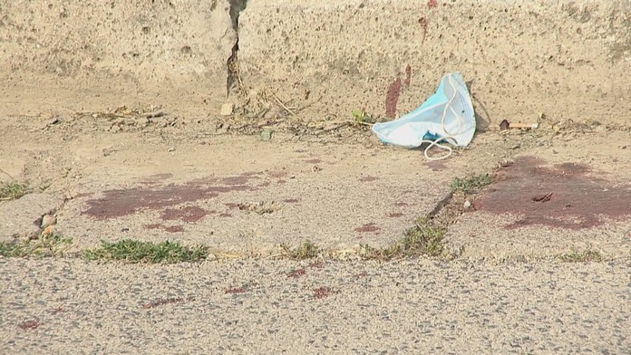 Na mieste, kde došlo k bitke, sú stále stopy krvi. 