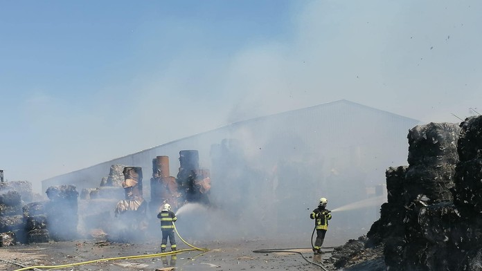 FOTO: Desiatky hasičov likvidujú požiar v Kostolných Kračanoch. Jedného z nich brali leteckí záchranári