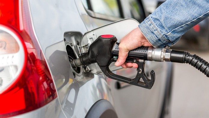 Muž tankuje benzín na pumpe 