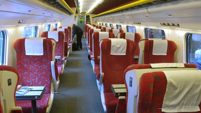 Snímka z interiéru rýchlovlaku Pendolino