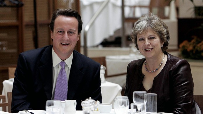 David Cameron a Theresa Mayová.