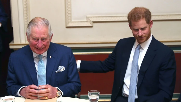 Kráľ Karol III. a princ Harry v decembri 2018
